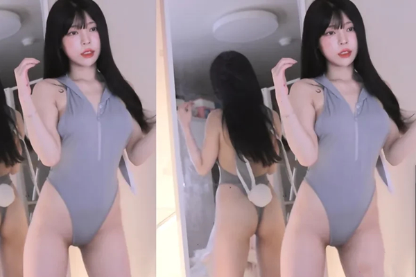 高挑女仆装美女喜欢吃烟熏火腿肠